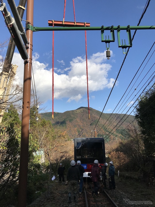 箱根登山ケーブルカーが更新運休、車両搬出