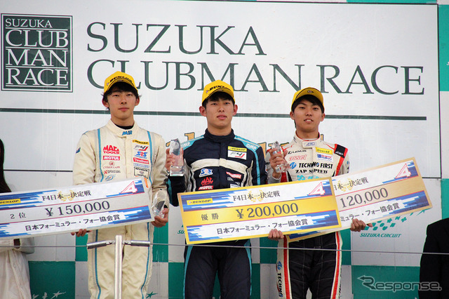 JAF-F4日本一決定戦の表彰台。左から2位の佐藤蓮、優勝した太田格之進、3位の大草りき