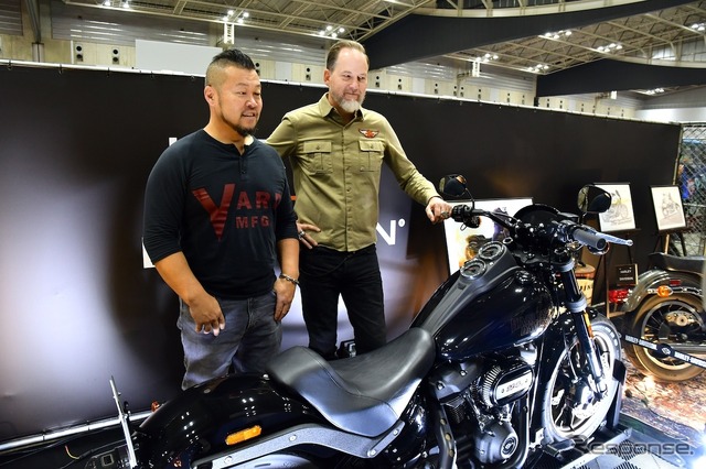 H-Dスタイル&デザイン部門責任者ブラッド・リチャーズ氏(写真右)とリードデザイナースタイリストのダイス・ナガオ氏