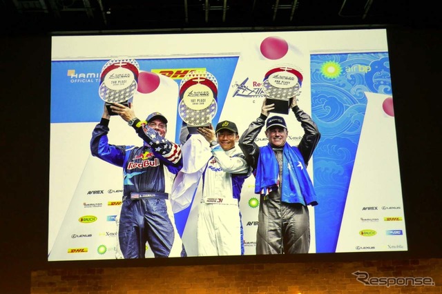 レッドブル・エアレース千葉大会で3度に優賞を果たした室屋義秀選手(中央)