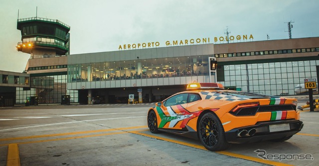 ランボルギーニ・ウラカンのイタリア空港の航空機誘導車