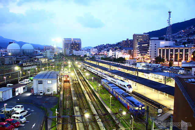 現在の長崎駅。2020年春には在来線が高架化され、その2年後には新幹線も開業することで、周辺整備が推進されることになった。