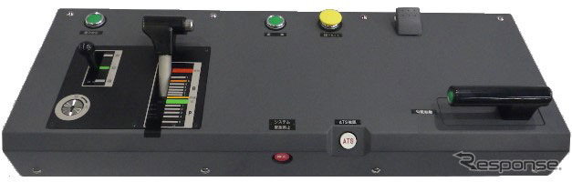より耐久性が高くなったHC85系の主幹制御器。「マスターコントローラー」(いわゆるマスコン)と呼ばれる速度制御機器で、左手操作によるブレーキを兼ねたワンハンドル式。