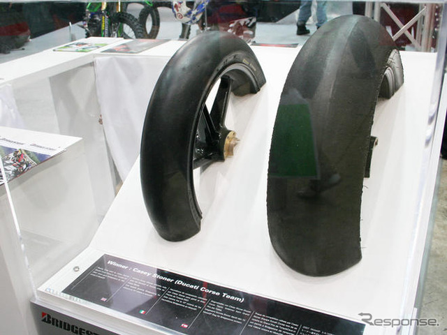 【東京モーターサイクルショー08】MotoGPチャンピオンの使用したタイヤ、実物
