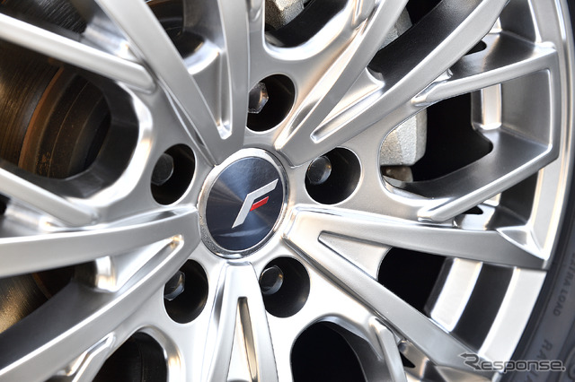 レアマイスター L-Fファースト 装着サイズ:17×7.0J +35 5H-114.3 カラー:クロームハイパーシルバー(新色) 装着タイヤサイズ: 245/65R17
