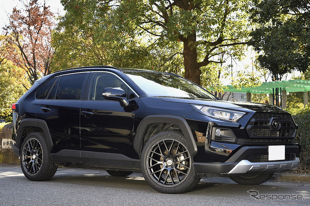 RMP 028F 装着サイズ:20X8 1/2J +45 5H-114.3 カラー:セミグロスガンメタ/リムエッジDC 装着タイヤサイズ:255/45R20