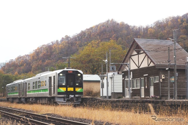 2020年3月のダイヤ改正で長万部~小樽間の普通列車へ投入されるJR北海道初の電気式気動車H100形。写真は函館本線然別駅に停車中の量産車による試運転列車。