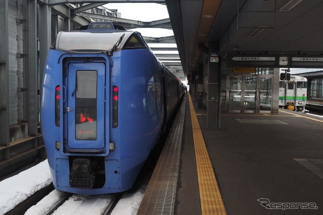北海道の特急からは「スーパー」の名がついに消える。写真は帯広駅に停車中のキハ283系『スーパーおおぞら』。同列車は半数がキハ261系に置き換えられる。