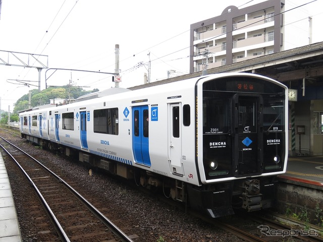 筑豊本線の折尾駅で発車を待つBEC819系。新たに香椎線の博多直通列車に運用される。