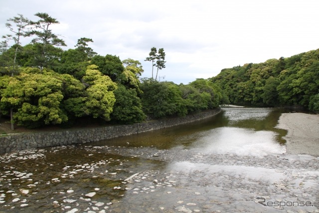 伊勢神宮内宮のそばを流れる五十鈴川