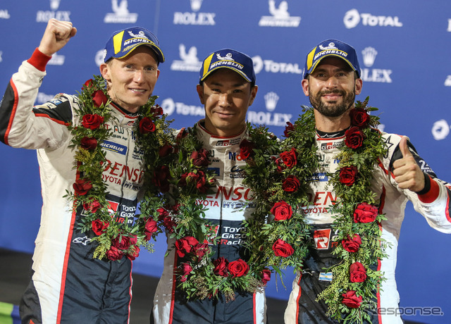 優勝した#7 トヨタの(左から)コンウェイ、可夢偉、ロペス。