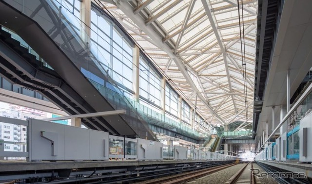 高輪ゲートウェイ駅のホーム階（11月時点）。吹抜けや大きなガラス面を設け「駅と街が一体的に感じられる空間」を実現するという。