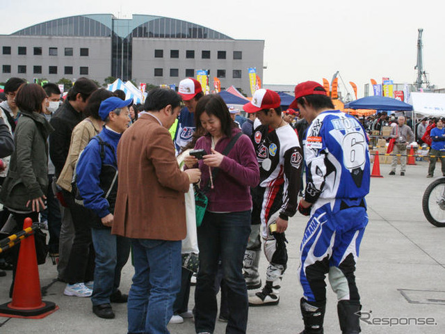 【東京モーターサイクルショー08】豪快な技を間近で---トライアルデモ