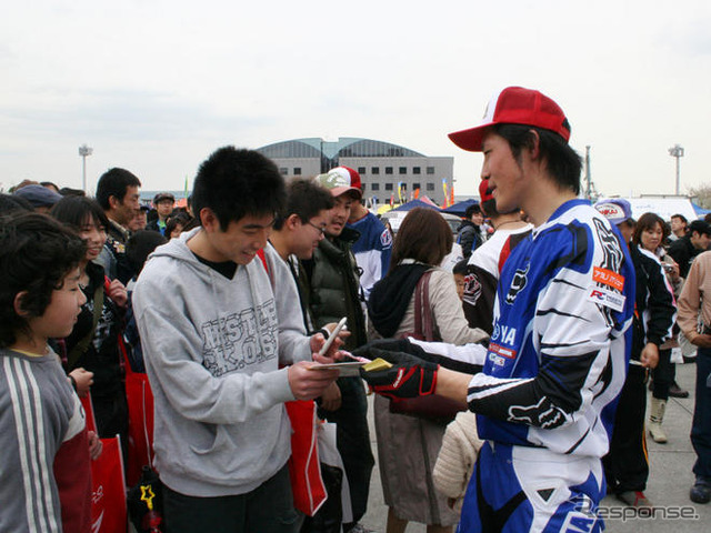 【東京モーターサイクルショー08】豪快な技を間近で---トライアルデモ