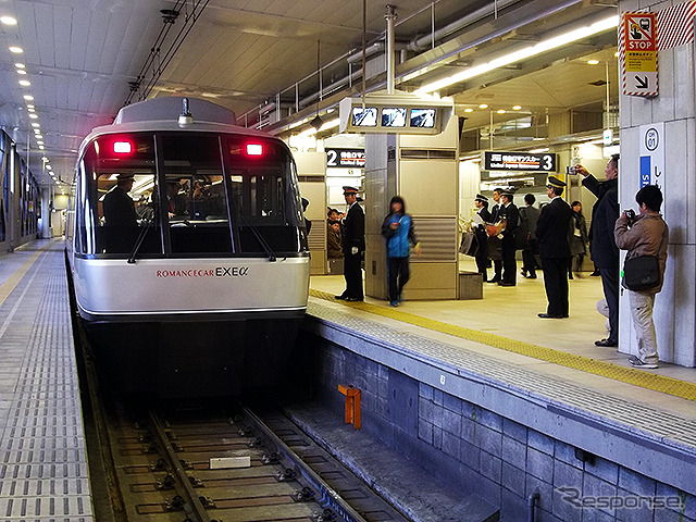 新宿駅に停車する30000形「EXEα」。土休日の午前中に増発される下り『さがみ』に充当される。