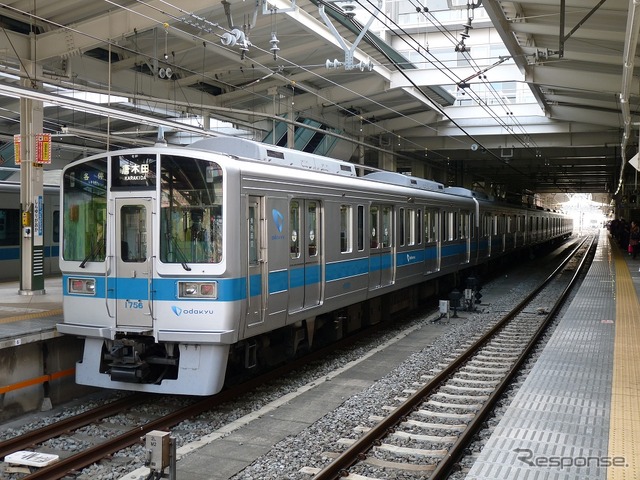 新百合ヶ丘駅に停車する多摩線の列車。同線では新宿発の下り急行が平日深夜に各駅停車となる。また新百合ヶ丘駅では平日の18時台から実施している小田原線列車の多摩線ホーム発着（いわゆる3線運用）を現在より30分繰り上げて開始する。