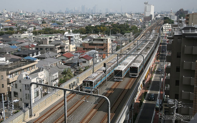 複々線の経堂～千歳船橋間を行く小田急の列車。朝ラッシュ時の上りでは10両の各駅停車が増える。