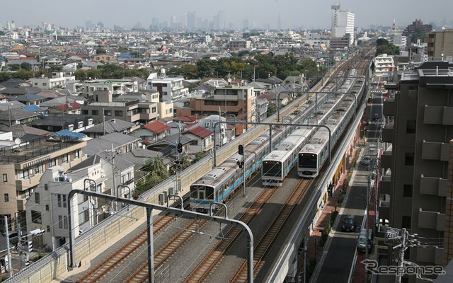 複々線の経堂~千歳船橋間を行く小田急の列車。朝ラッシュ時の上りでは10両の各駅停車が増える。