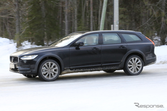 ボルボ V90クロスカントリー 改良新型 プロトタイプ(スクープ写真)