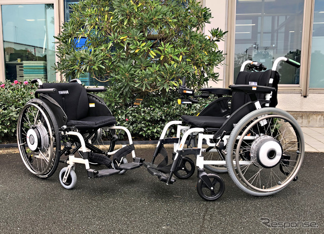 ヤマハの電動アシスト車いす「JWスウィング」(左)とフル電動タイプの「JWアクティブ PLUS+」