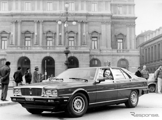 マセラティ・クアトロポルテ（1985年）、車内はルチアノ・パヴァロッティ。