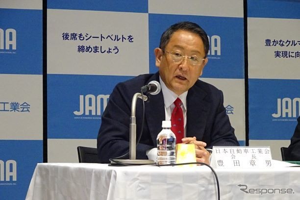 記者会見する豊田章男自工会会長