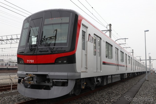 『THライナー』へ投入される東武70090形。外観は70000形を踏襲。車体側面にはスピード感と先進性を表わすスラッシュラインが施されている。