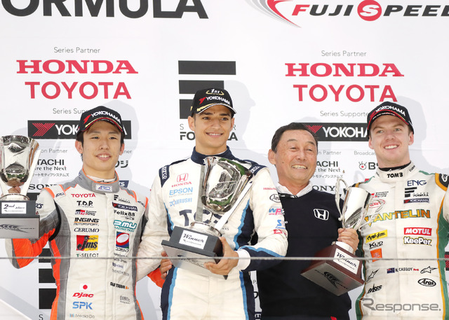 パロウは2019年のSF富士戦で初優勝を飾った(左から2人目がパロウ)。