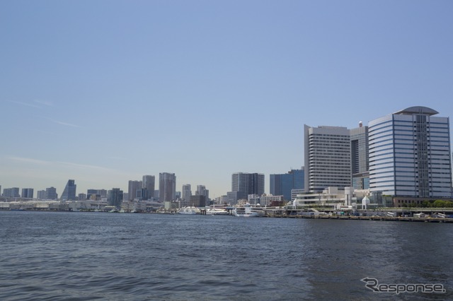 日の出埠頭(中央)