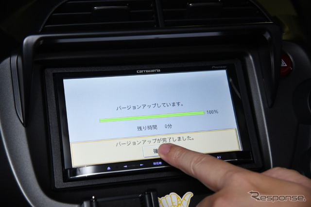 ナビ本体へSDカードを挿入、画面に沿って地図のインストールを進めていく。バージョンアップ完了の画面が出たらOKだ