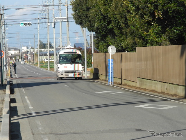 公道を走る埼玉工業大学のAI自動運転スクールバス