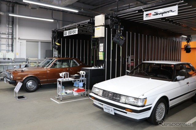 3代目(奥)はセミクラシックデザイン。当時はクーペもラインナップ。5代目(手前)では3ナンバー車に匹敵する存在感が好評。好景気も後押しし、人気を博した。