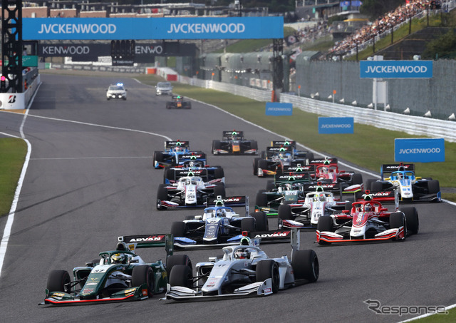 2019年SF最終戦鈴鹿、決勝レースの模様(写真の先頭、向かって左が19年チャンピオンとなる#37 N.キャシディ=TOM'S)。
