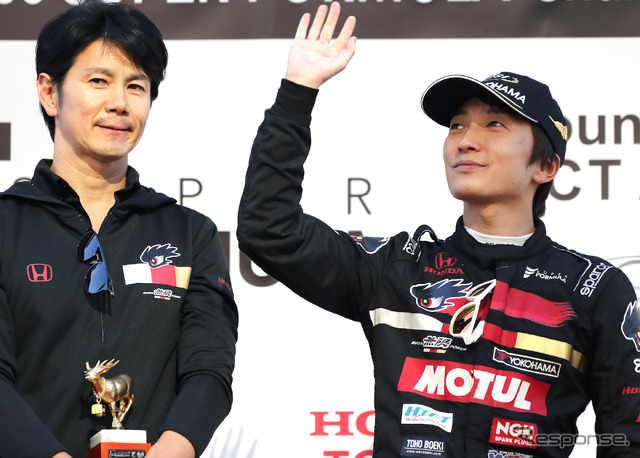 19年SF最終戦鈴鹿のウイナー、野尻智紀(右)と中野信治監督(左)。