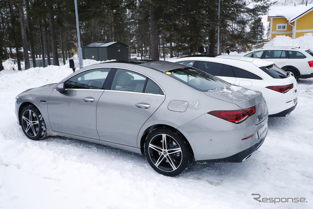 メルセデスベンツ CLA 新型に設定されるPHEV「250e」開発車両（スクープ写真）