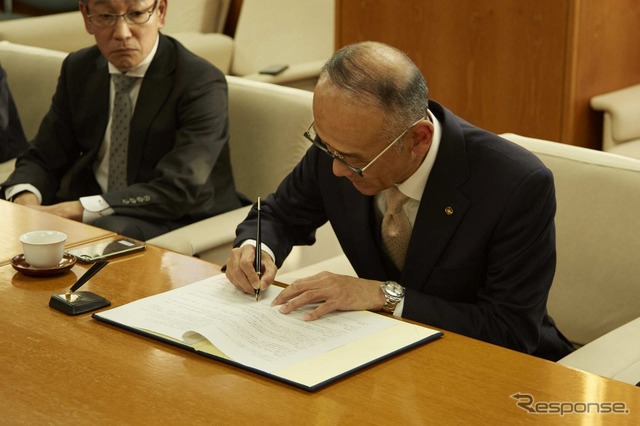 調印式の様子（左：渡部修 磐田市長、右：ヤマハ発動機 日高祥博社長)