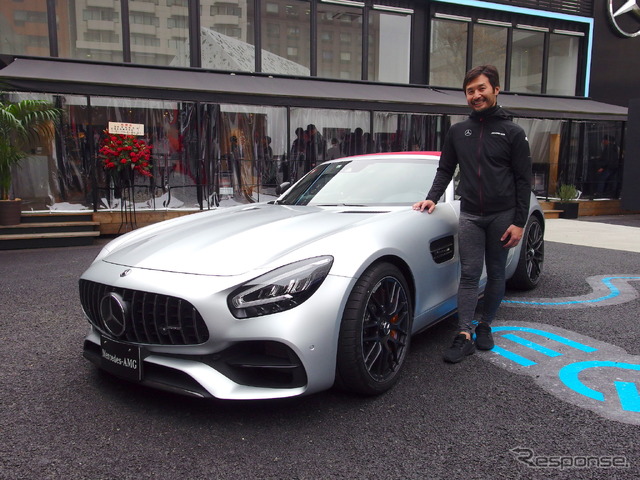 港屋創業者で店主の菊地氏。車両はメルセデスAMG GTだ。