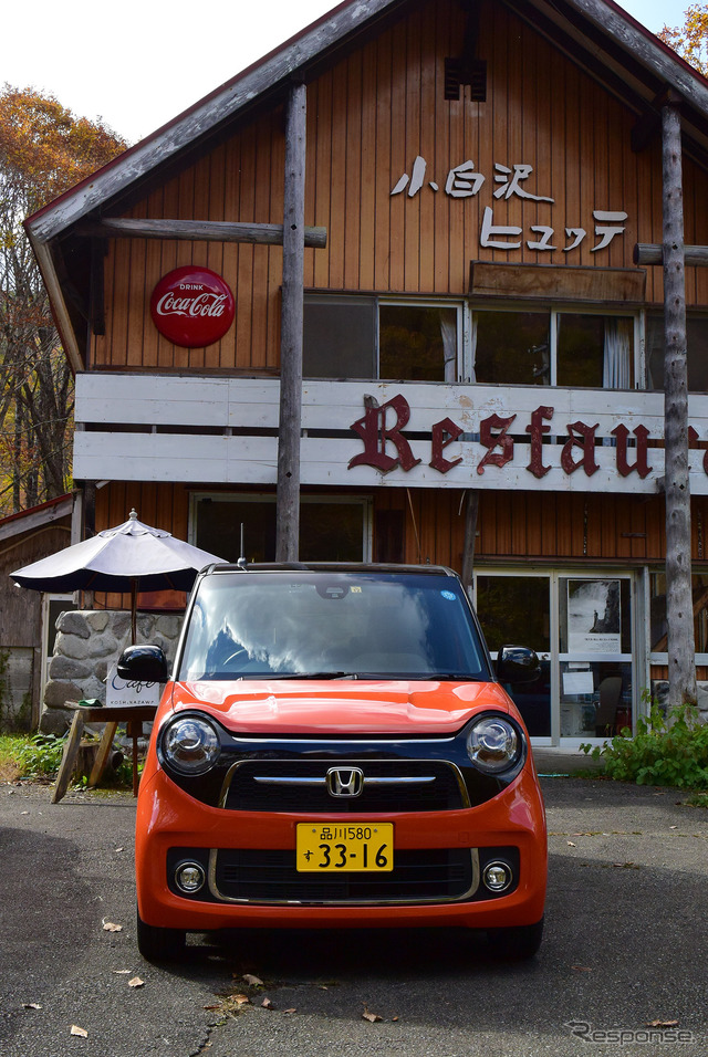 福島-新潟県境近くの山小屋、小白沢ヒュッテ。すでに今季の営業を終え、冬支度に入っていた。