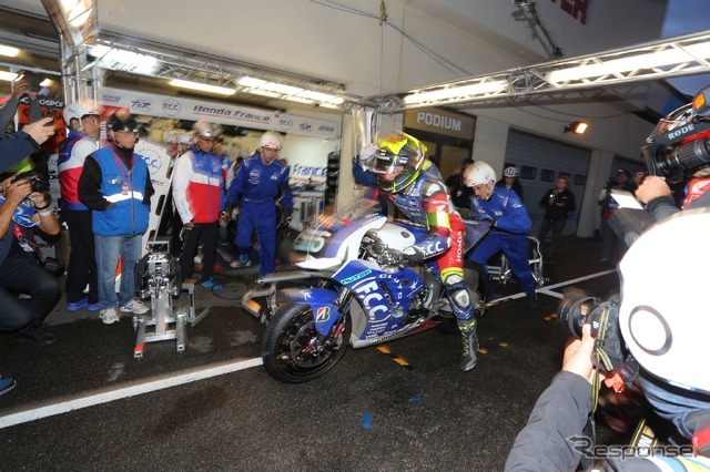ボルドール24時間耐久(2019年)。ピットクルー中央、銀のヘルメットが藤井。