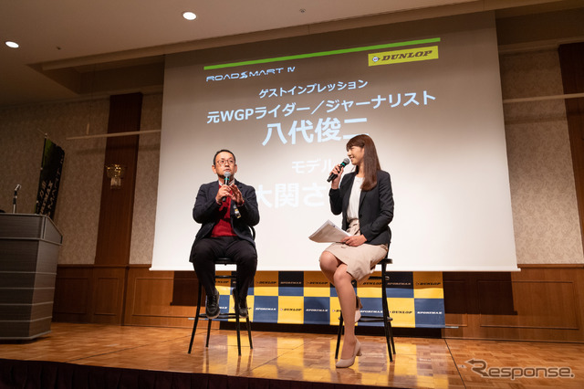 元WGPライダーでもある、ジャーナリストの八代俊二氏(左)、モデルの大関さおり氏(右)のトークショーも開催された