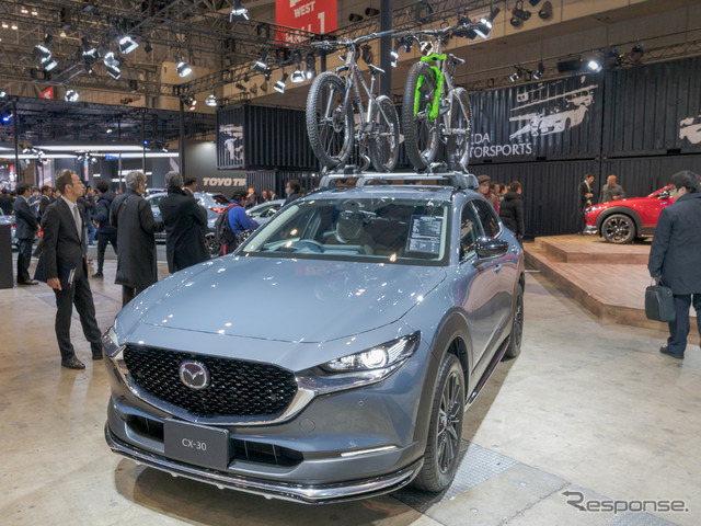 キャリアにはマウンテンバイクが積載されていた。(東京オートサロン2020)
