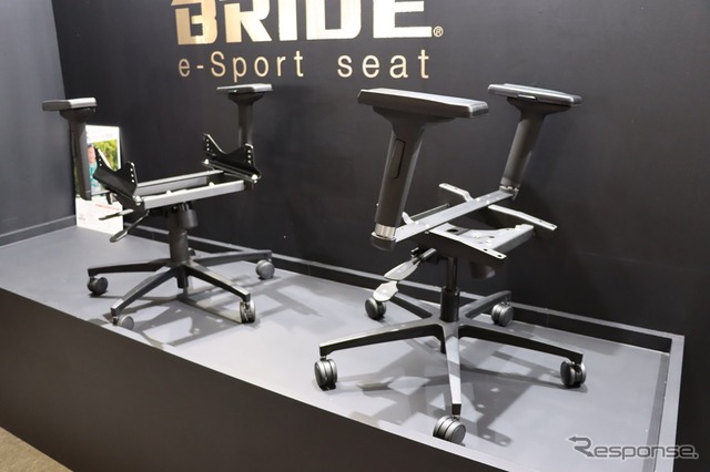 eスポーツプレイヤーのためのゲーミングチェア用キャスター。左はフルバケットシート用、右はリクライニングチェア用。(東京オートサロン2020)