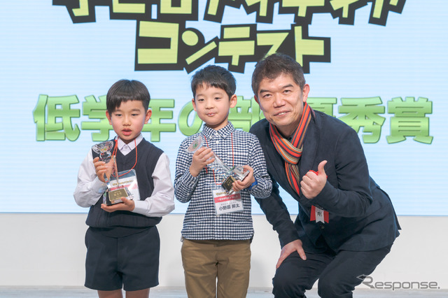 優秀賞 低学年の部「土の中が見えるメガネ」小野原昇太さん「がいらいしゅをたべる ぺこぺこ へびくん」齊木海仁さん