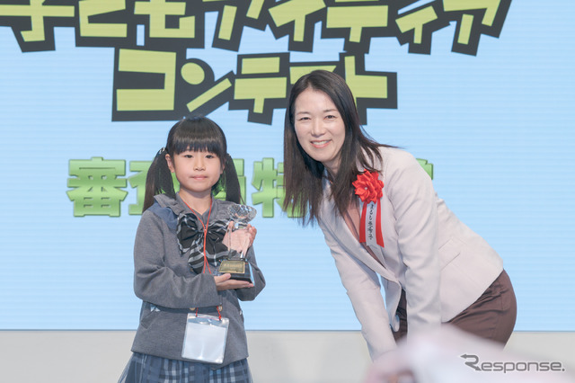 審査員特別賞 まるも亜希子氏「はこびたい物すぐはこボール」古堅琉美花さん