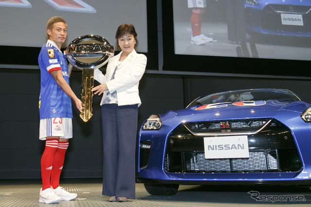 横浜F・マリノス仲川輝人選手(左)、日産自動車副社長 星野朝子氏(右)