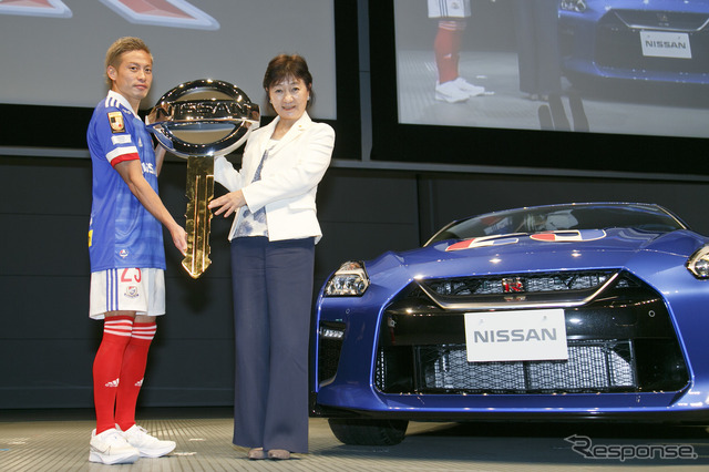 横浜F・マリノス仲川輝人選手（左）、日産自動車副社長 星野朝子氏（右）