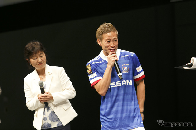 横浜F・マリノス仲川輝人選手(右)、日産自動車副社長 星野朝子氏(左)