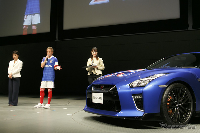 J1優勝の立役者、横浜F・マリノス仲川選手にサプライズ! 日産が GT-R を贈呈