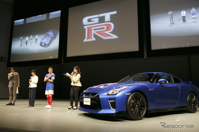 J1優勝の立役者、横浜F・マリノス仲川選手にサプライズ！ 日産が GT-R を贈呈