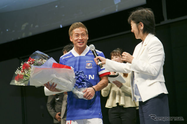 横浜F・マリノス仲川輝人選手(左)、日産自動車副社長 星野朝子氏(右)